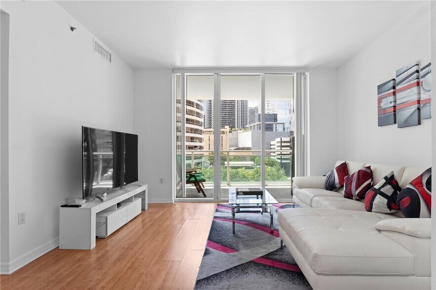Building Photo - 950 Brickell Bay Dr