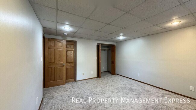 Building Photo - 4 bed 2 bath home with attached garage!