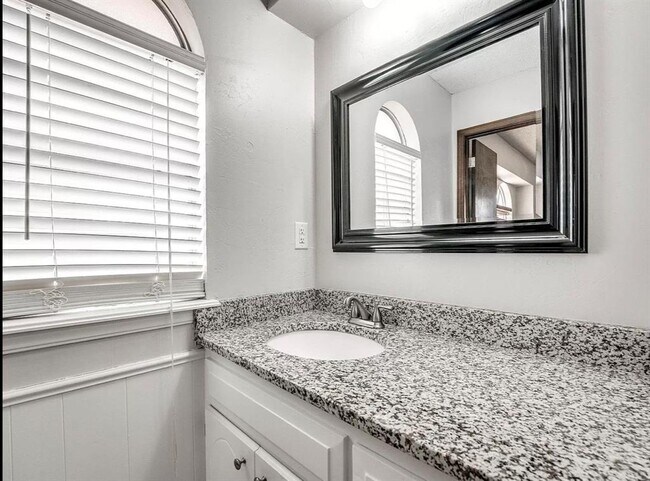 Building Photo - 721 Claremont Dr