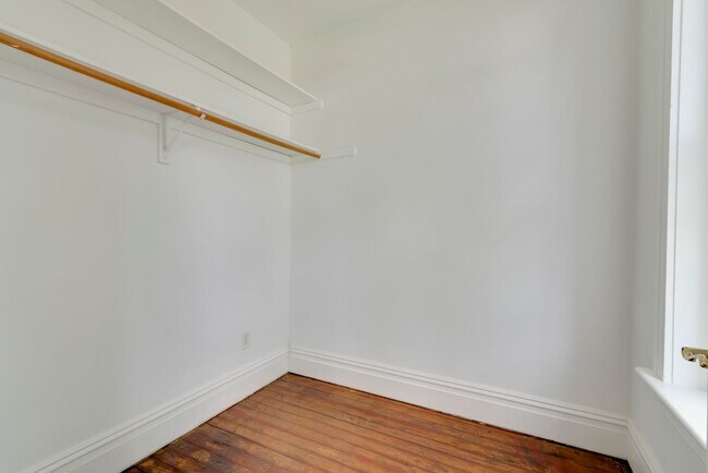 Building Photo - 2627 W Cary St