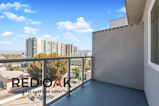 Building Photo - Stunning One Bedroom with Central Heat and...