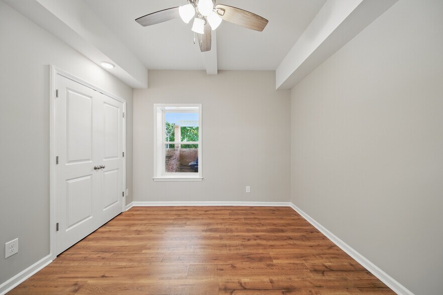 Main bedroom - 216 Legion Dr