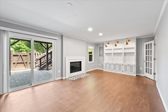 Building Photo - Stunning End-Unit Townhouse with Golf Cour...