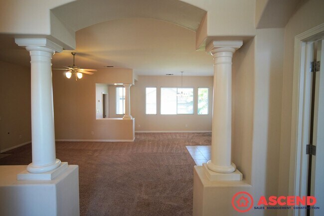 Building Photo - Gorgeous Home in the Southwest!