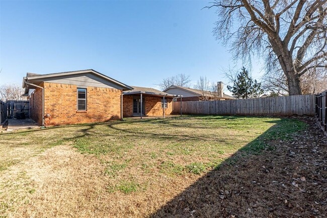 Building Photo - 904 Oakwood Dr