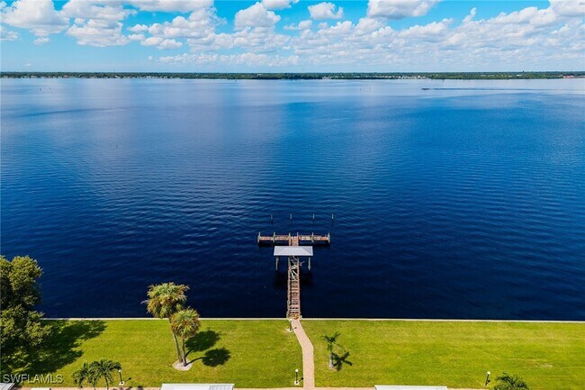 Building Photo - 3225 E Riverside Dr