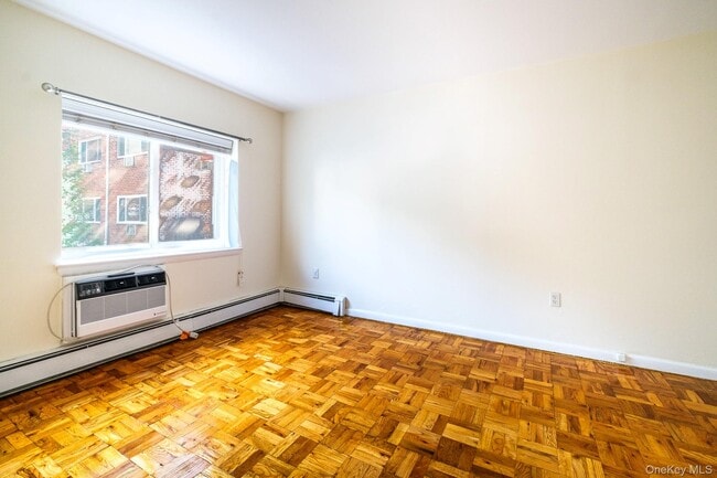 Building Photo - 838 Pelhamdale Ave