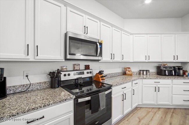 Building Photo - 527 Glaspell Cir SE