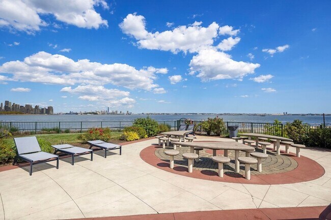 Building Photo - 208 Shearwater Ct W