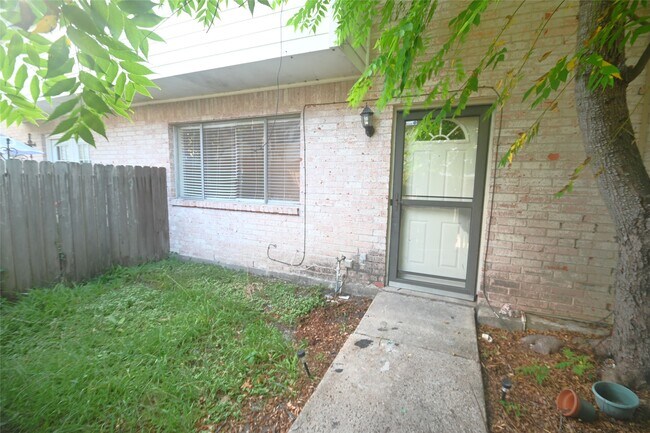 Building Photo - 8340 La Roche Ln