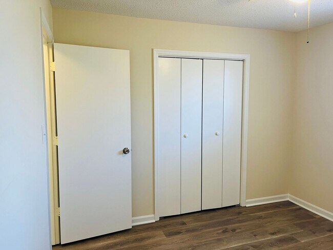 Building Photo - 13-15 Oakmount Dr