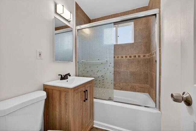 Building Photo - Remodeled spacious 2 bedroom, 1 bathroom unit now available!