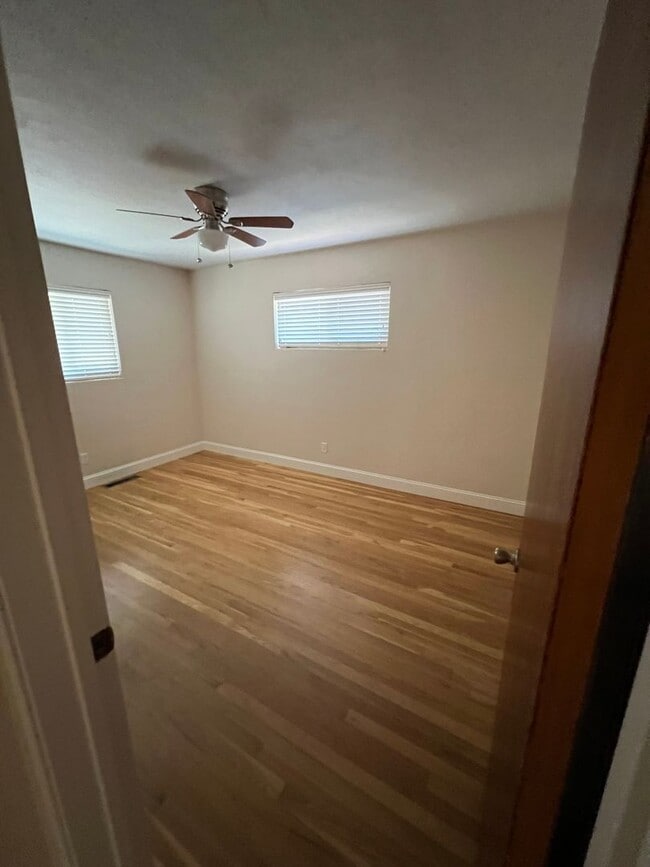 Building Photo - 913 Tara Pl