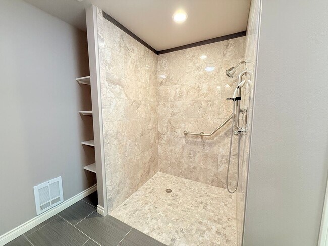 Building Photo - Spacious 5 Bedroom Home with A/C, Den, Waterfall in Prime Kenmore Cul-de-Sac