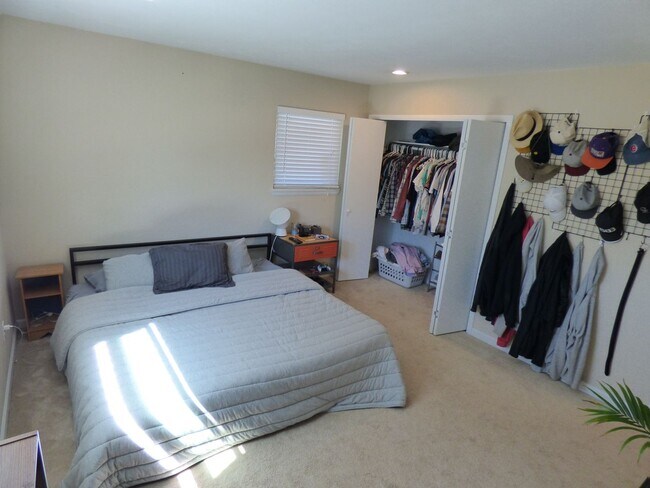 Building Photo - $0 DEPOSIT OPTION. SPACIOUS TRI-LEVEL HOME...
