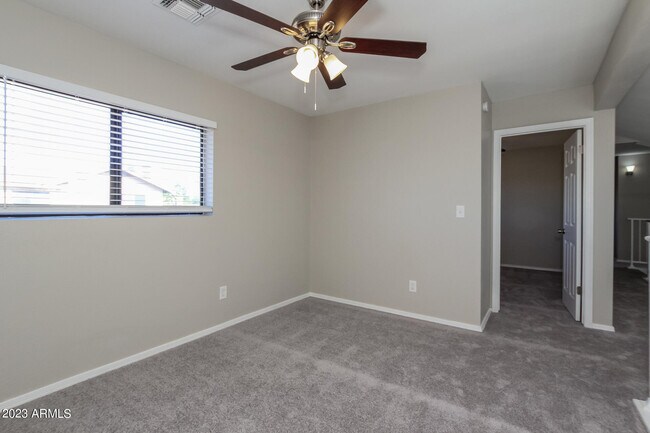Building Photo - 6520 W Paradise Ln