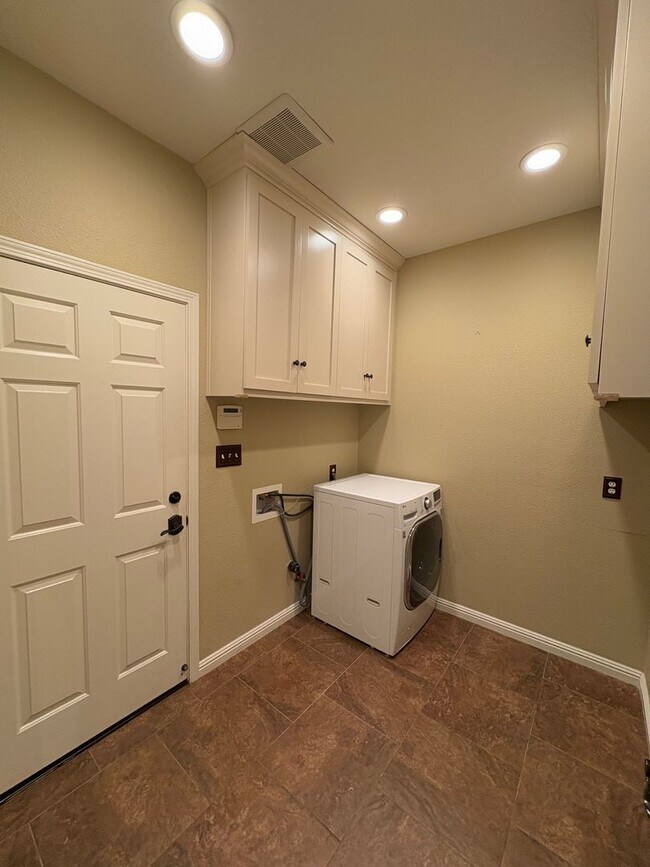 Building Photo - NW Visalia home available coming soon!