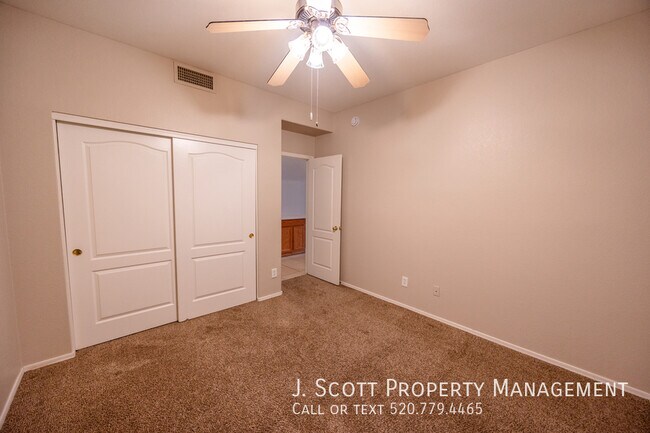 Building Photo - 7417 W Candelaria Dr