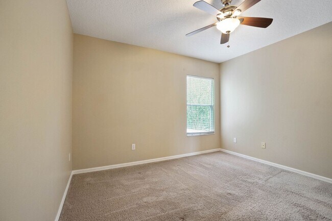 Building Photo - Spacious 4/3 House With 3-Car Garage In Th...