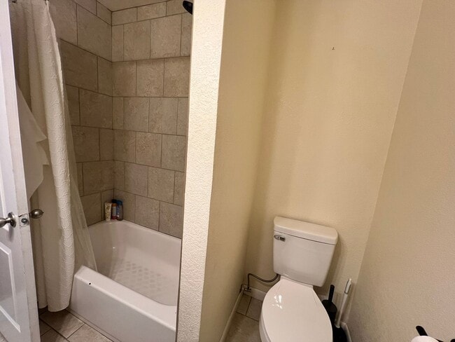 Building Photo - Charming Furnished Home - Short & Long Term Leasing