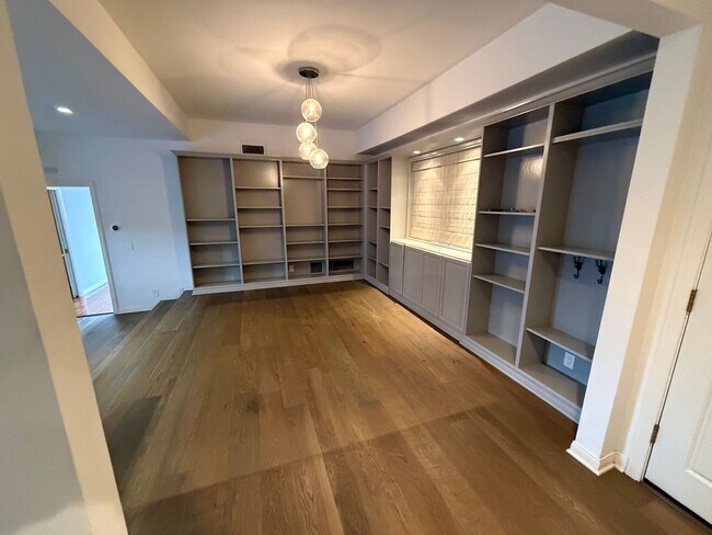 Building Photo - Upgraded 2 Bedroom Condo in Ideal Santa Monica