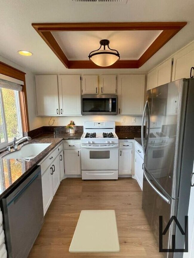 Building Photo - 2 bed 2 bath single family residence. AVAILABLE 5/16