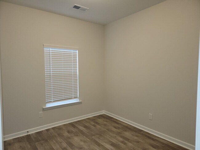 Building Photo - 324 Young Town Cir