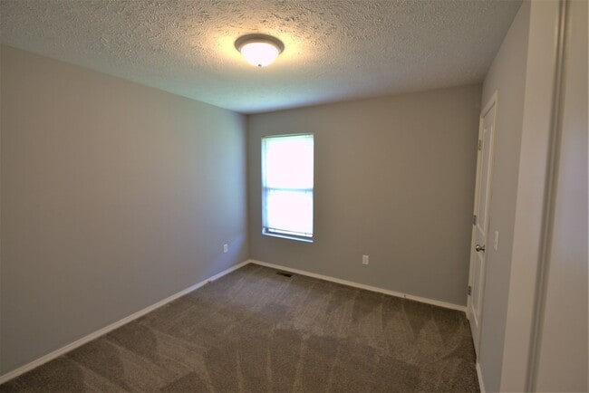 Building Photo - 4 Bedroom home with fenced backyard