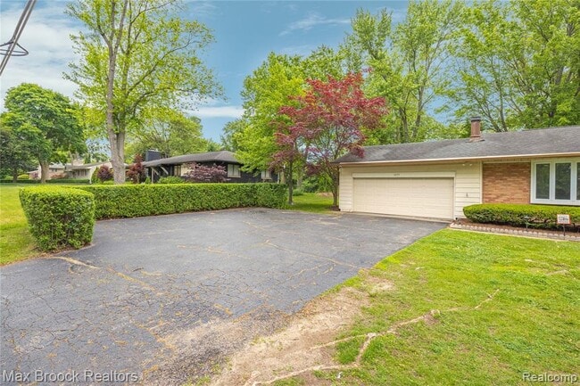 Building Photo - 6695 Lahser Rd