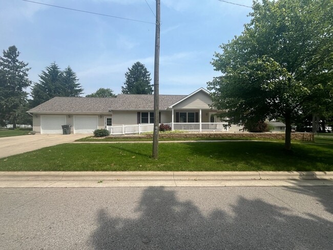 Primary Photo - Nice Home for Rent in Downtown Wakarusa