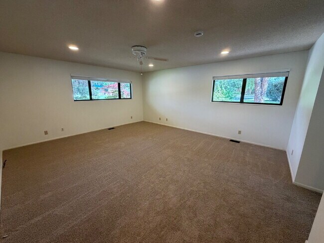 Building Photo - Lakeridge Shores Home!