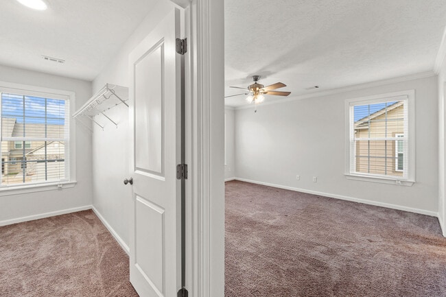 Building Photo - 597 Vinings Dr