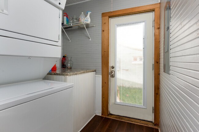 Building Photo - Fully Furnished Super Cute