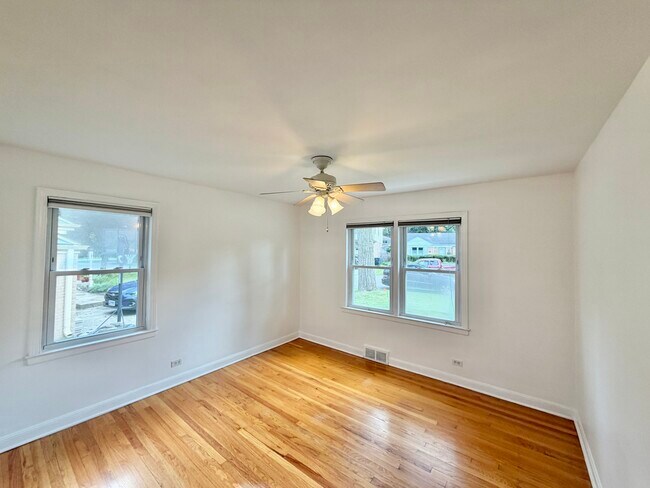 Building Photo - 5816 W Greenleaf Ave