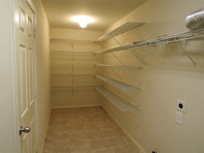 Building Photo - 6338 Applewood Forest Dr