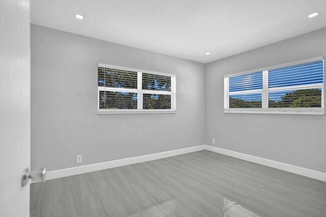 Building Photo - 2755 NE 28th Ave