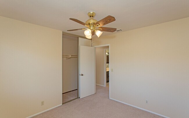 Building Photo - Charming 4 bedroom Home in Oceanside