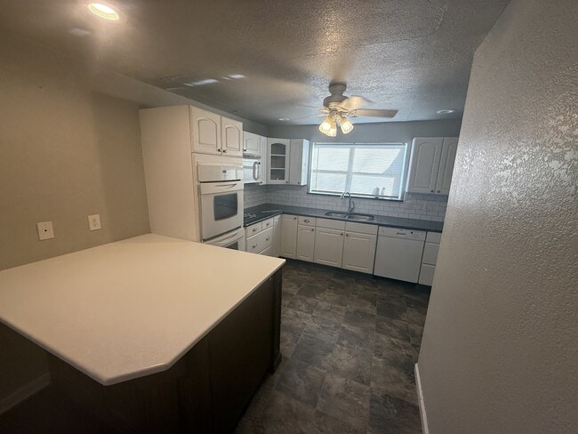 Building Photo - 939 E 6th