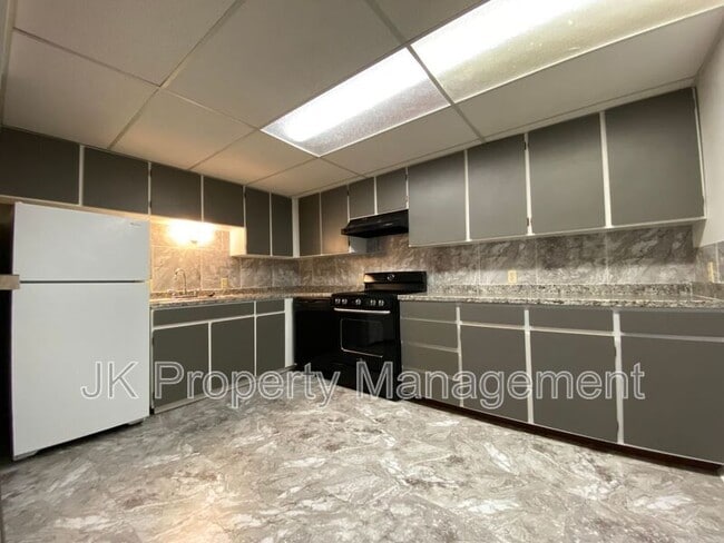 Building Photo - 1401-142B 2b St S