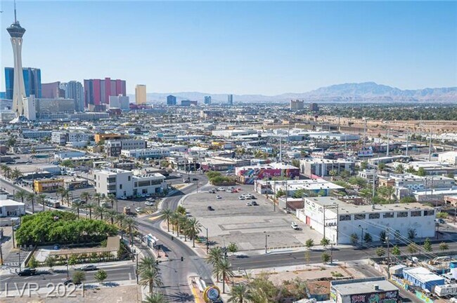 Building Photo - High Rise condo in the heart of the Arts D...