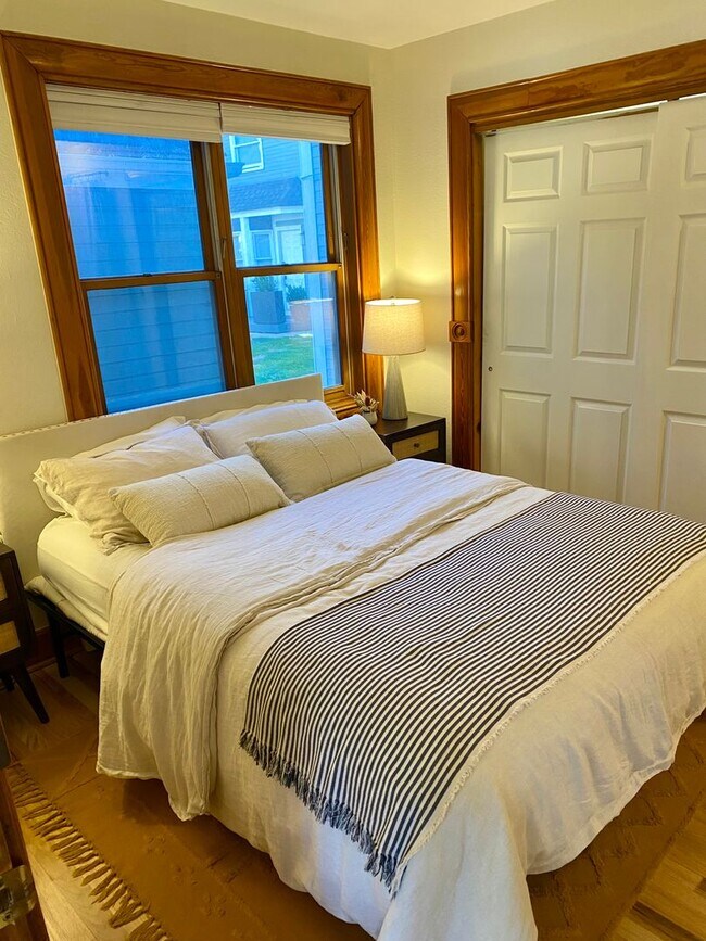 Building Photo - Sunny, Cozy 1 Bedroom Condo - Available for Move-in Now!