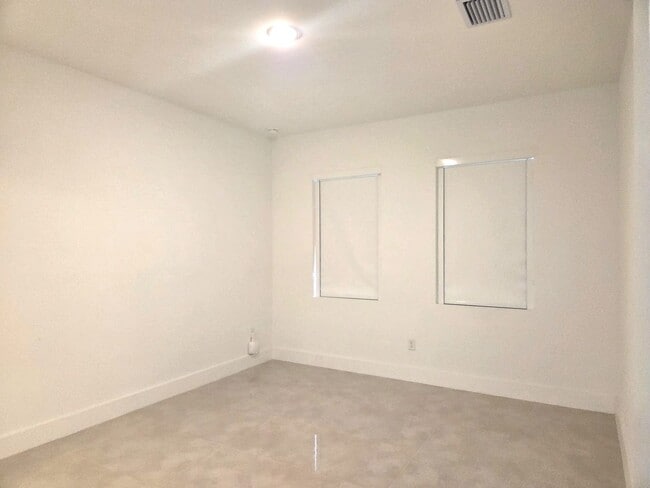 Building Photo - 4/2 in Villa Pass