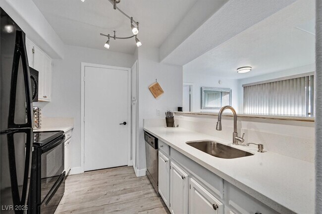 Building Photo - 555 E Silverado Ranch Blvd