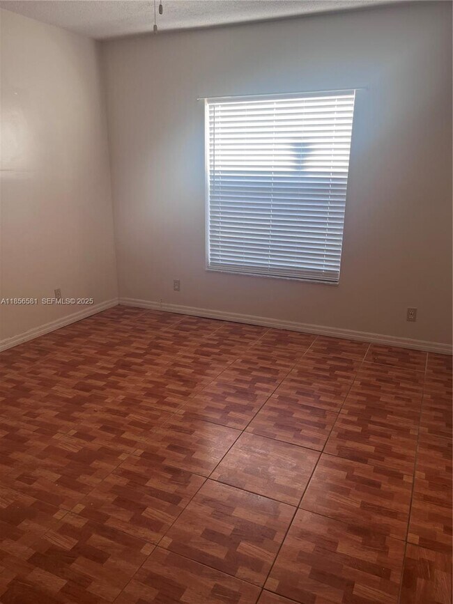 Building Photo - 2731 NW 13th Ct