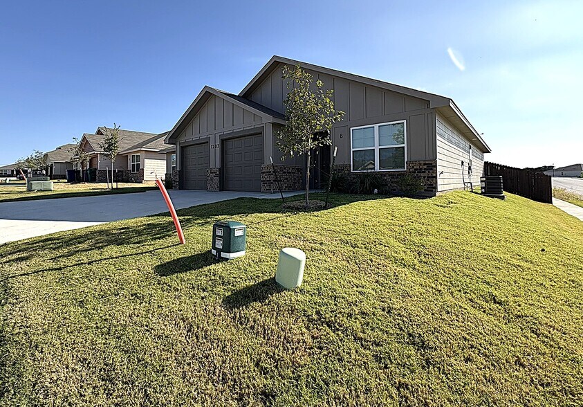 Building Photo - 1202 Lexington Dr