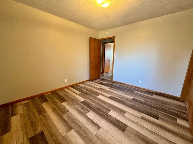 Building Photo - 4 bed, 2 bath acreage in Pickrell area