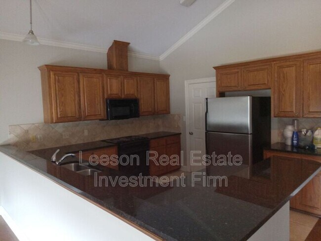 Building Photo - 5721 S Lakeshore Dr