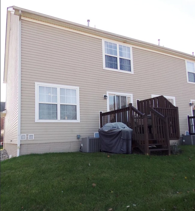 Building Photo - Beautiful end condo in great Powell location!!
