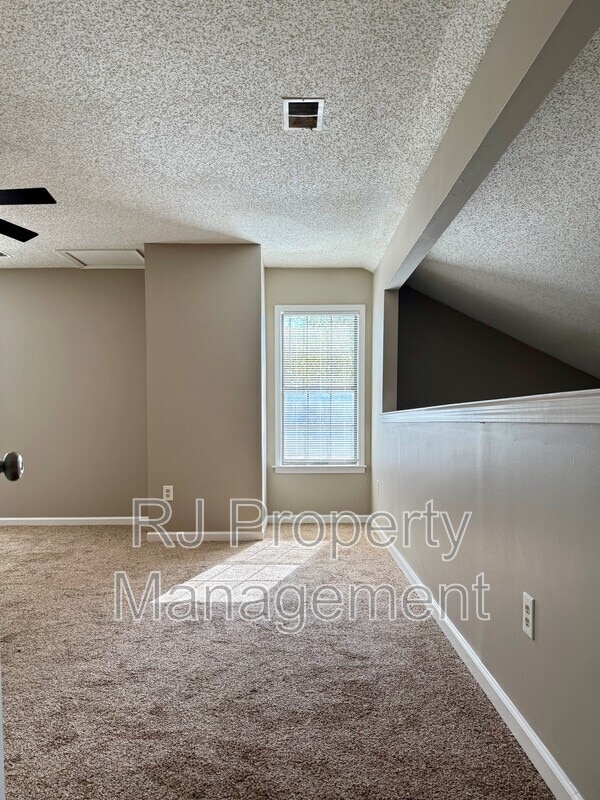 Building Photo - 5996 Parktree Cove