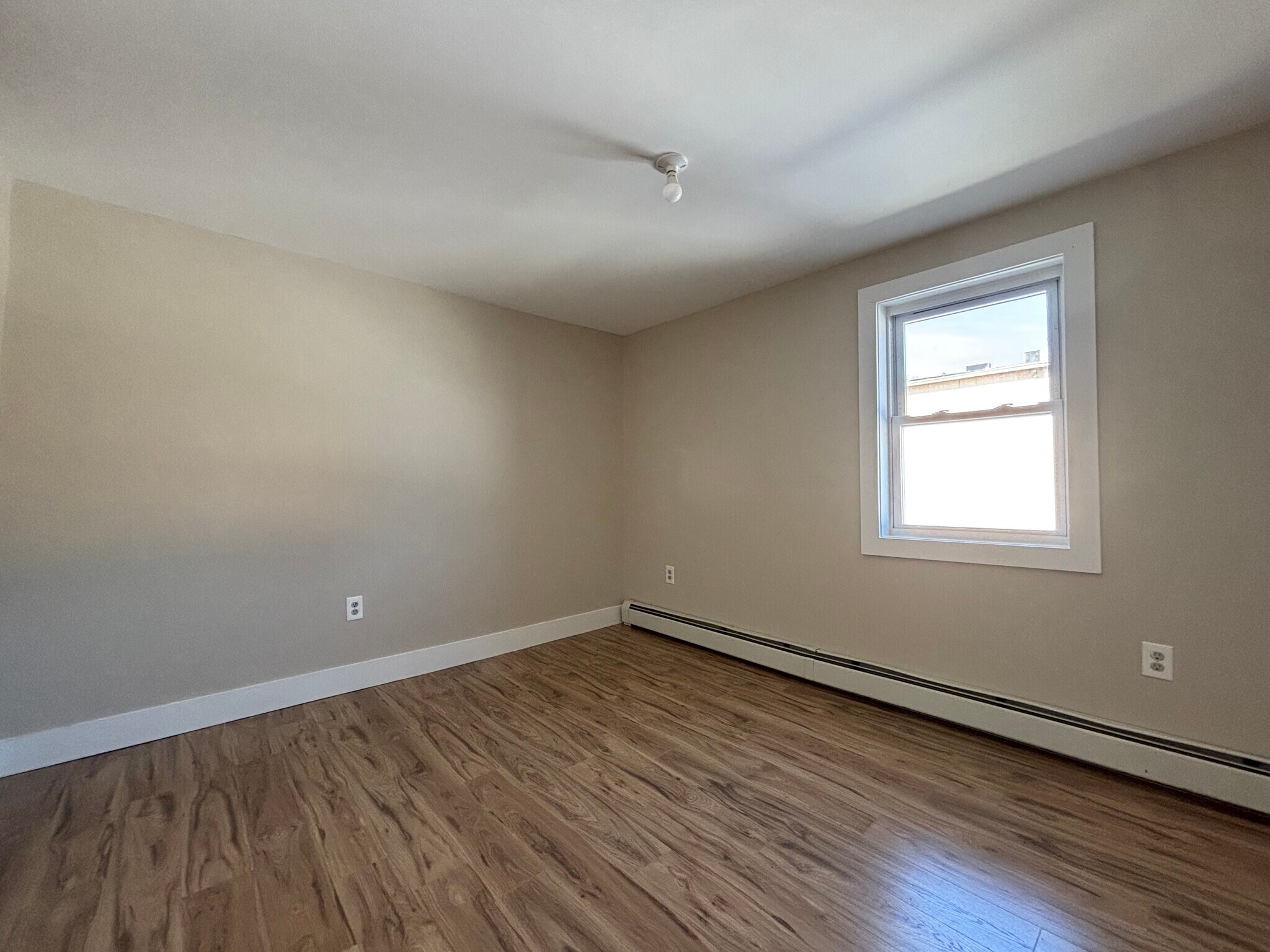 Building Photo - 355 River Dr
